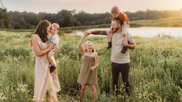 Creative Family Poses for Natural Photos