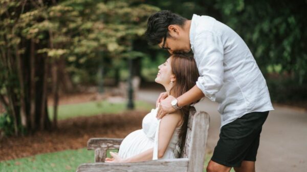 Essential Poses for Maternity Photography Couples